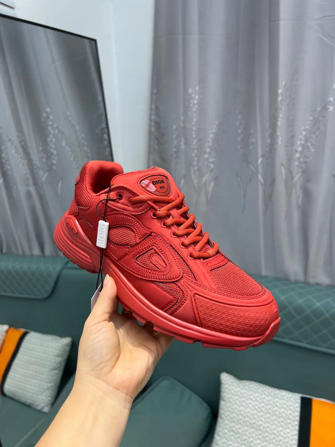 Men's shoes 💰600 high version joint model 🍸 Dior Dior The Island co-branded B30 sneakers follow the trend of the retro market and are Dad Shoes style shoes. The Dior logo on the tongue also indicates that this pair of shoes is the B30 model! B30 uses fine-textured leather and mesh cloth materials to form a shoe body. There are conspicuous letters CD on both sides of the shoe body to indicate the identity. Many lines on the shoe body outline the details, making the shoes look less monotonous and full of retro flavor. ♺ Upper: Original customized technical fabric + mesh ♺ Inner lining: Original customized breathable lining ♺ Outsole: Original molded IP foam + TPU outsole ♺ Heel height: 3.5cm ♺Code number: 39-44 (45 46 customized)